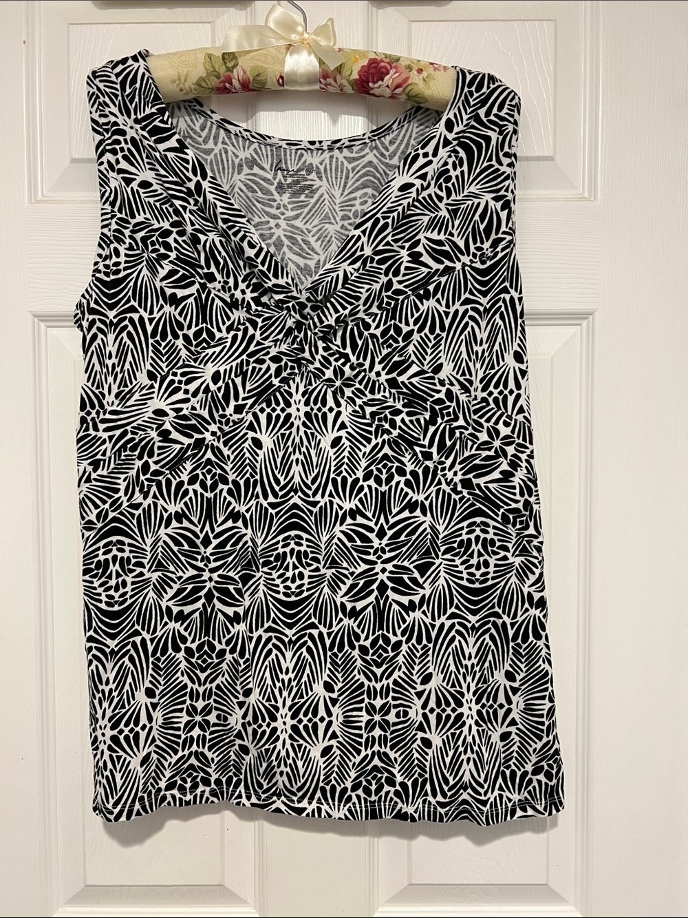 Lane Bryant Black & White Twist-Front V-Neck Tank